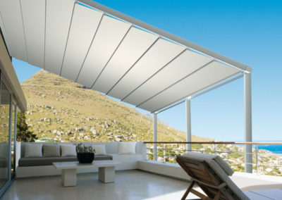 tenda da sole con struttura a terra, bianca, design, terrazzo sul mare