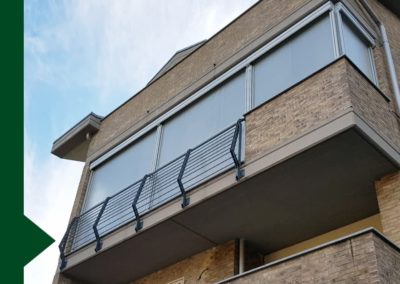 balcone condominio con tenda a rullo a scorrimento verticale