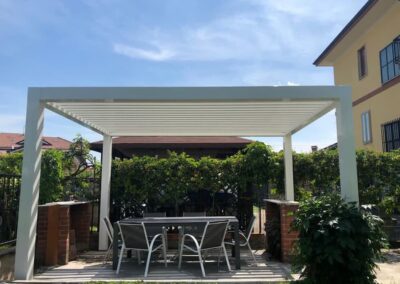 pergola bioclimatica per giardino con lamelle frangisole orientabili