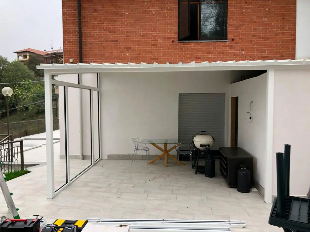 veranda in alluminio e vetro con tettoia coibentata