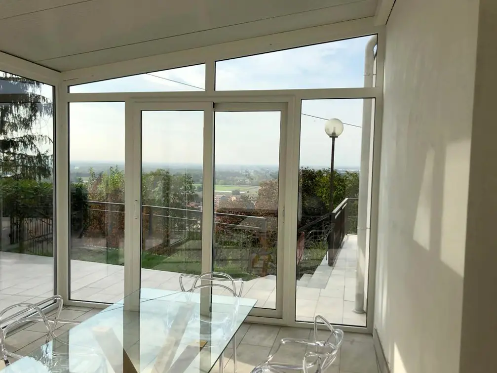 veranda in alluminio e vetro con tettoia coibentata