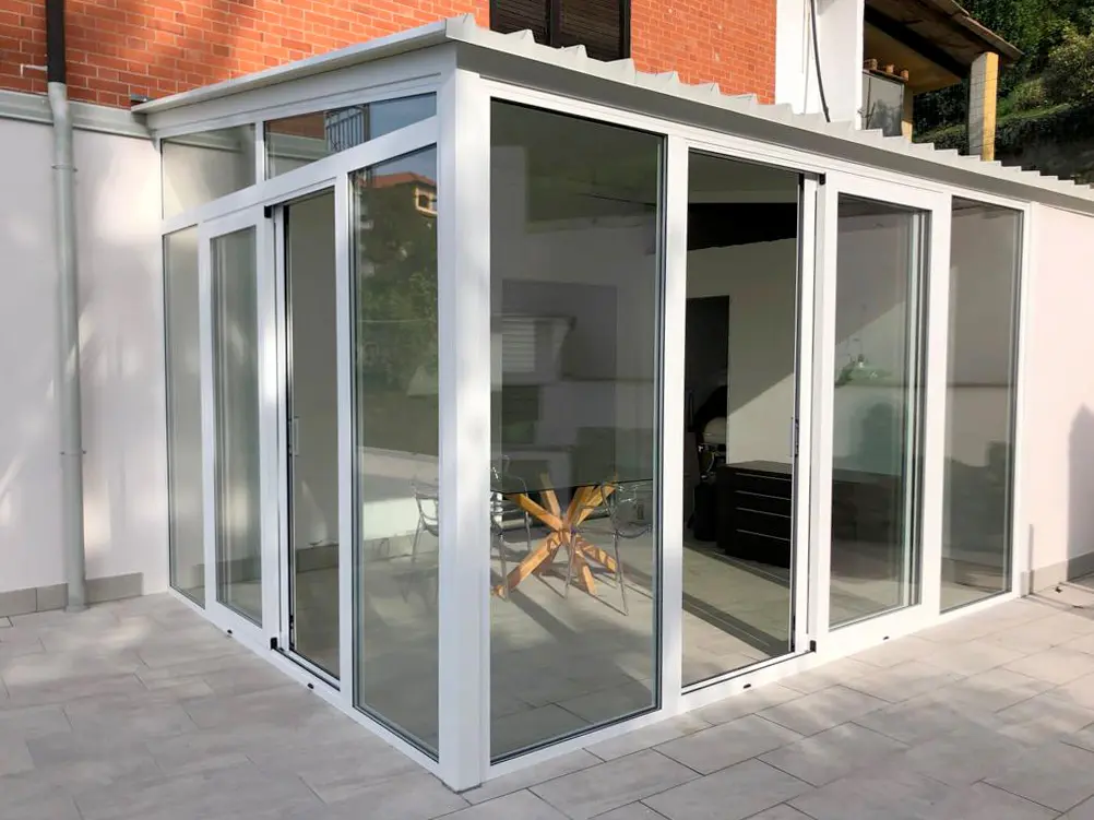 esterno veranda in alluminio e vetro con tettoia coibentata