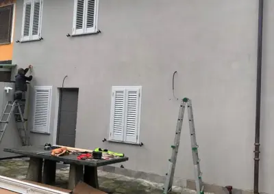 installazione pergola bioclimatica addossata a parete