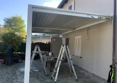 installazione pergola bioclimatica addossata a parete