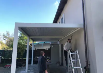 installazione pergola bioclimatica addossata a parete