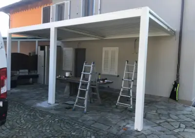 installazione pergola bioclimatica addossata a parete